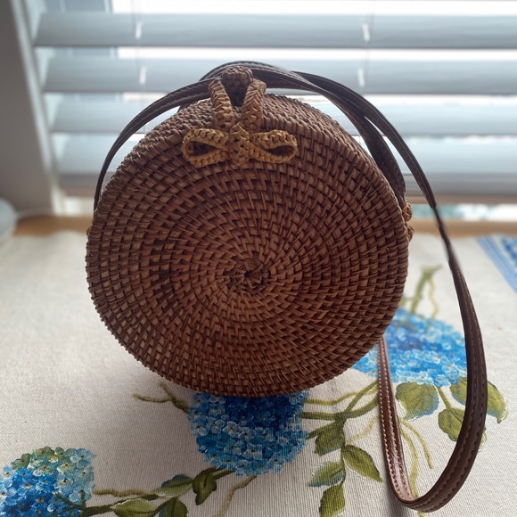 Handwoven crossbody rattan bag - Picture 8 of 11
